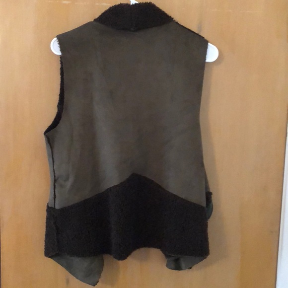Hem & Thread vest - Picture 3 of 3